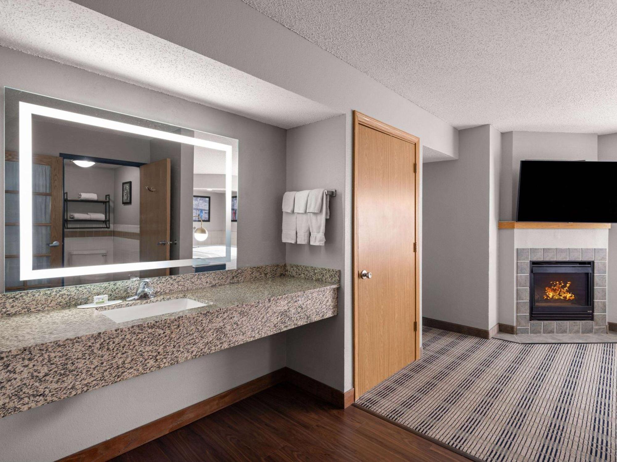 Americinn By Wyndham Shakopee Near Canterbury Park Exterior photo
